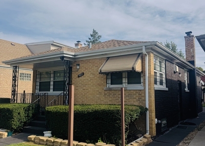5821 N California Avenue - Photo 1