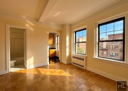 Christopher St - Photo 1