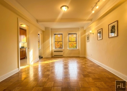Christopher St - Photo 1