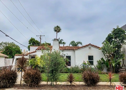 2912 S Beverly Drive - Photo 1