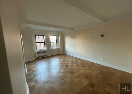 Christopher St - Photo 1