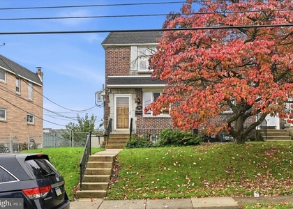 240 W Wyncliffe Avenue - Photo 1