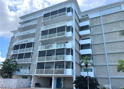 60 Pelican Street W - Photo 1