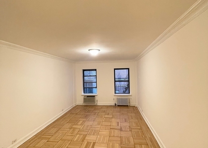 East 46 Street - Photo 1