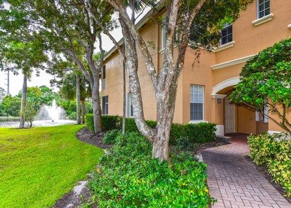 698 Sw Glen Crest Way - Photo 1