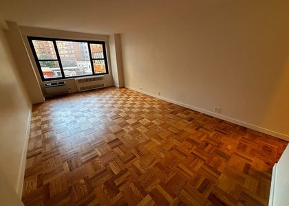 Fourth Avenue, 5M - Photo 1
