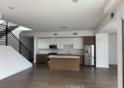 709 E. Walnut Street - Photo 1