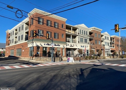 200 N Sycamore Street - Photo 1
