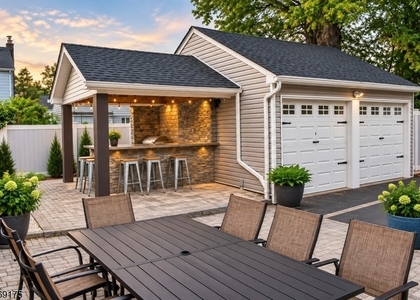 1048 Kensington Ter - Photo 1