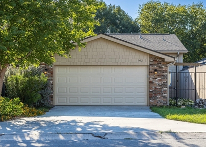 102 Elmwood Dr - Photo 1