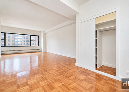 East 55 Street - Photo 1
