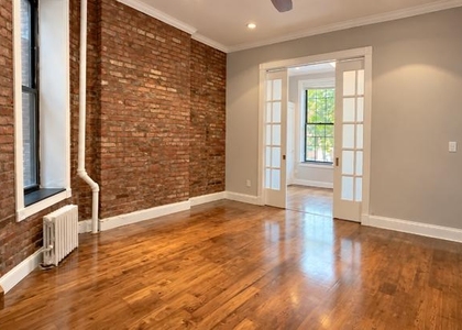 Mott Street - Photo 1