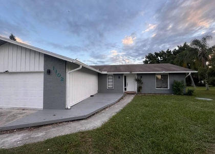 1102 Se Oriental Avenue - Photo 1