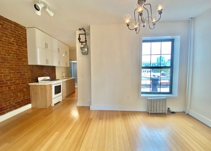 206 Scholes St - Photo 1