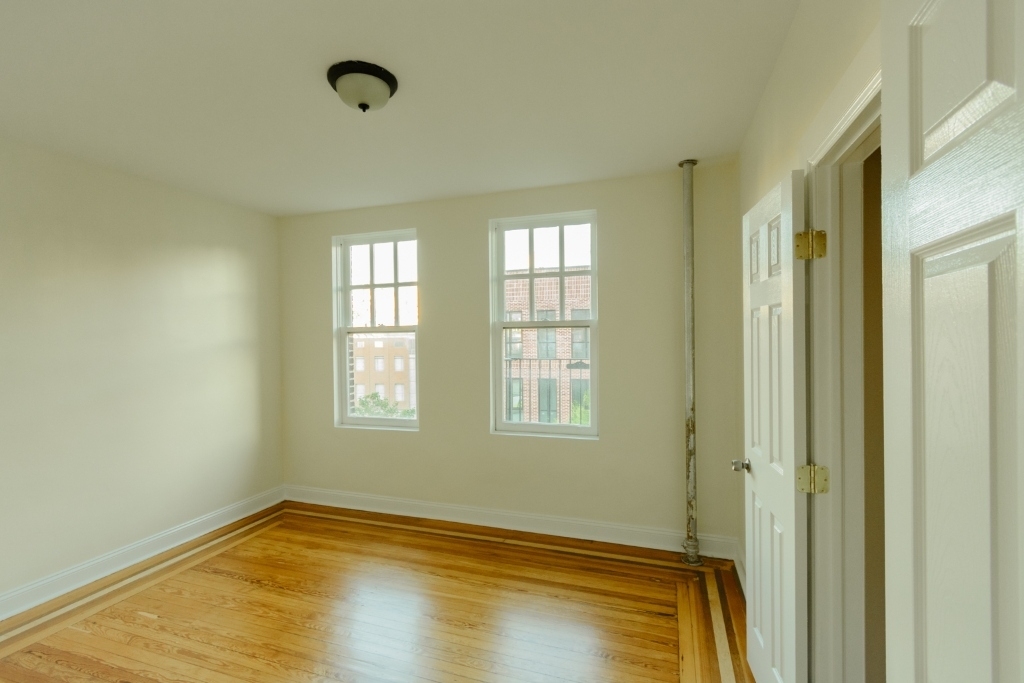 207 West 11th st - Photo 5