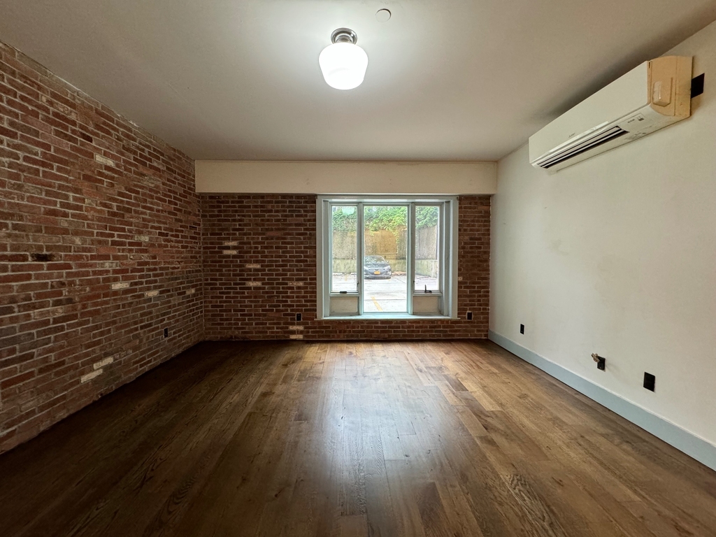 31 Brooklyn Avenue - Photo 0
