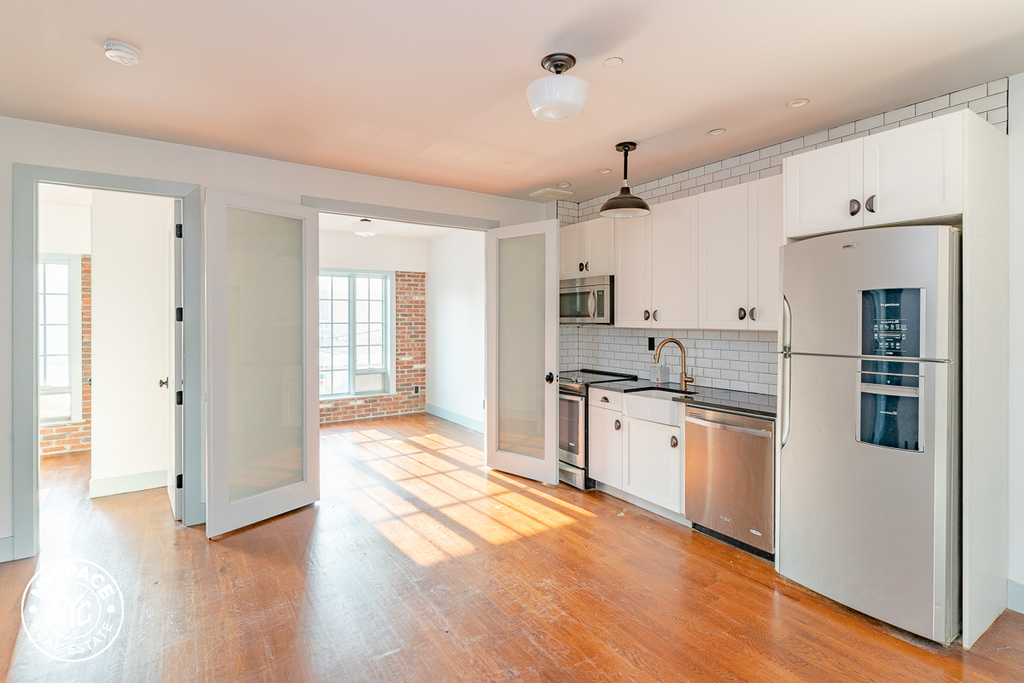 31 Brooklyn Avenue - Photo 1