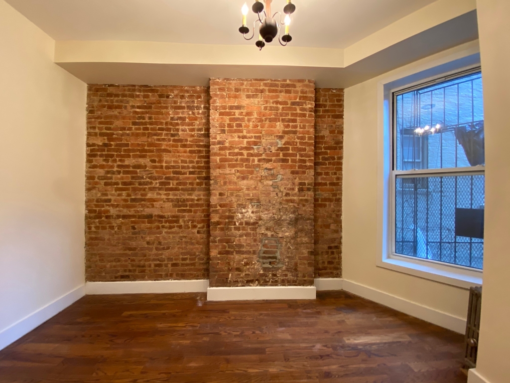 252 Stockholm Street - Photo 2