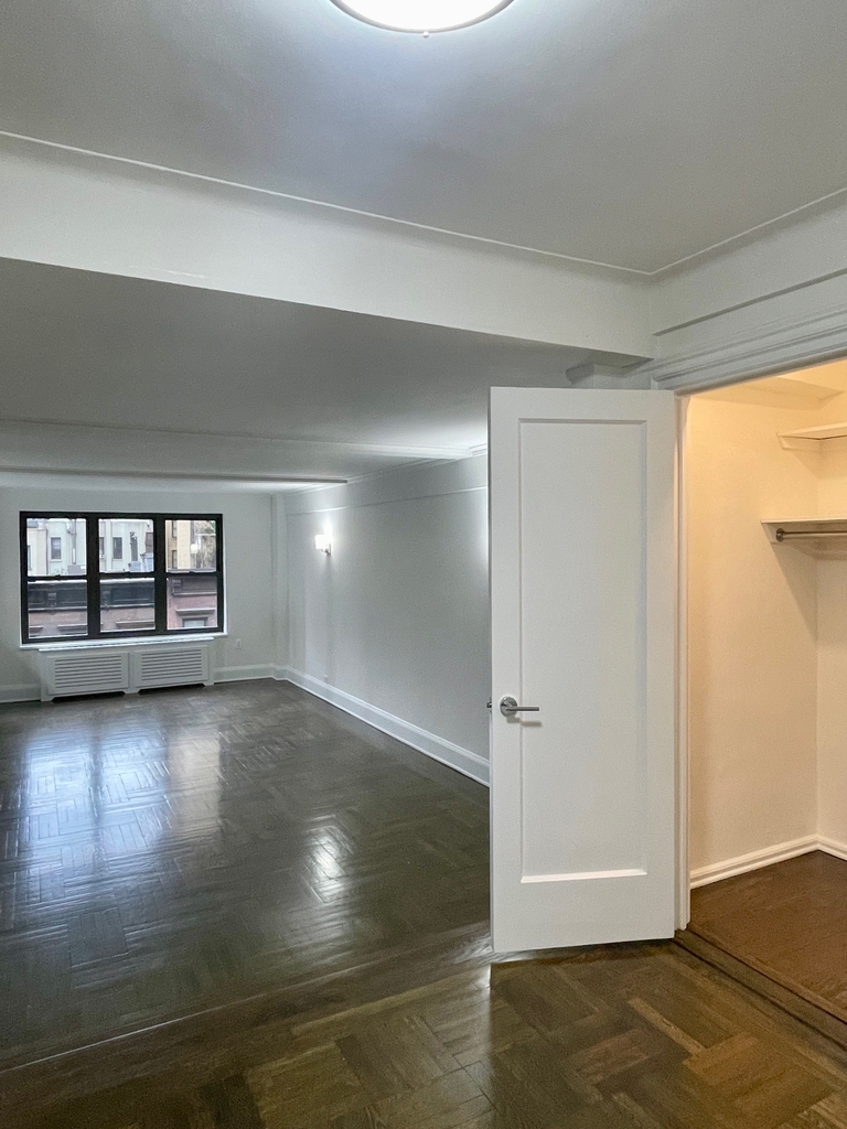 East 38th St /Lexington Ave - Photo 2
