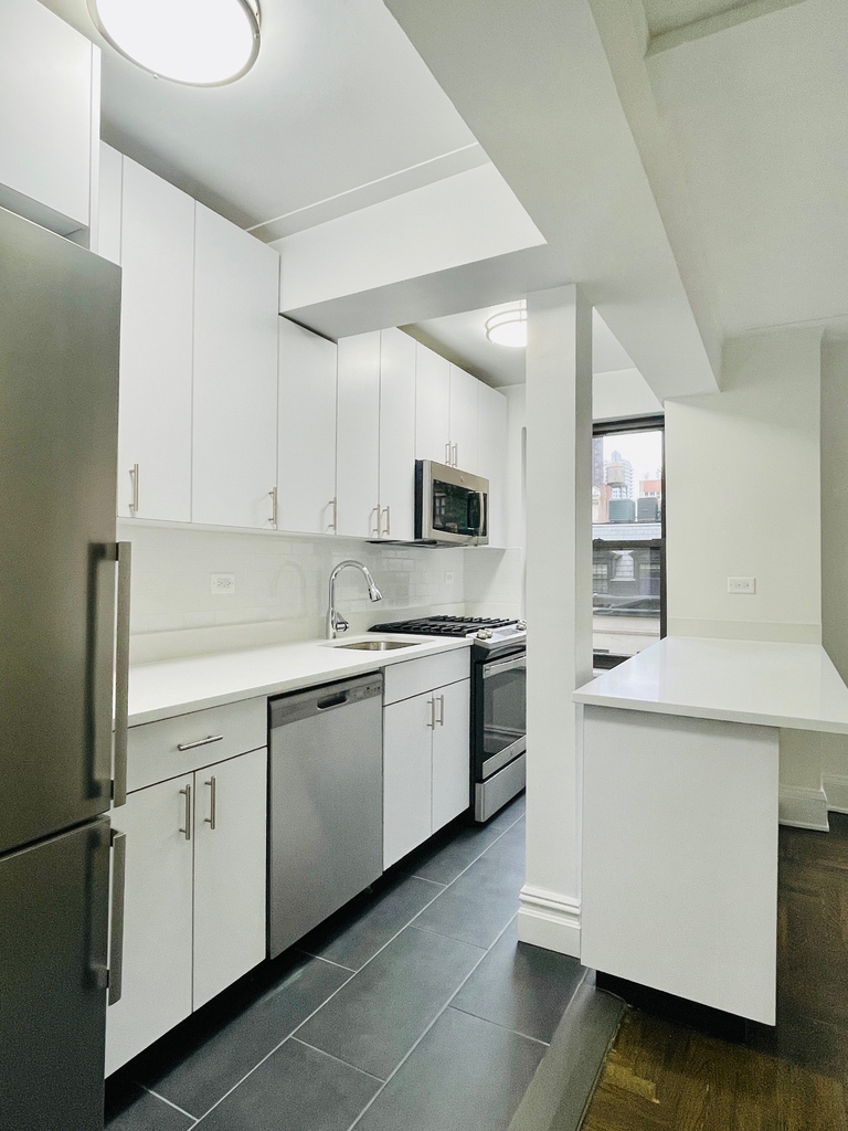 East 38th St /Lexington Ave - Photo 5