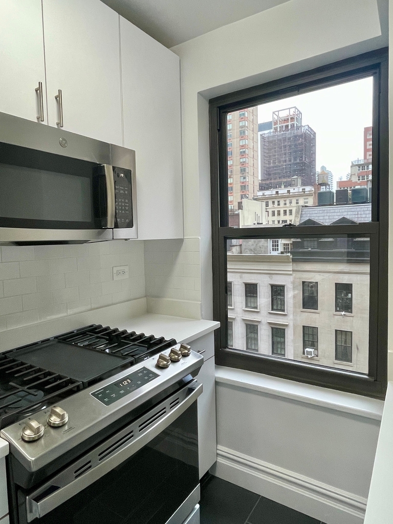 East 38th St /Lexington Ave - Photo 4