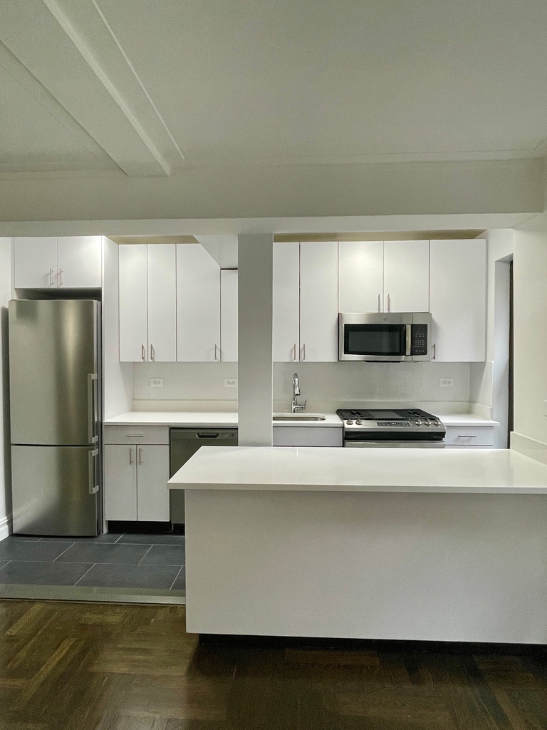 East 38th St /Lexington Ave - Photo 6