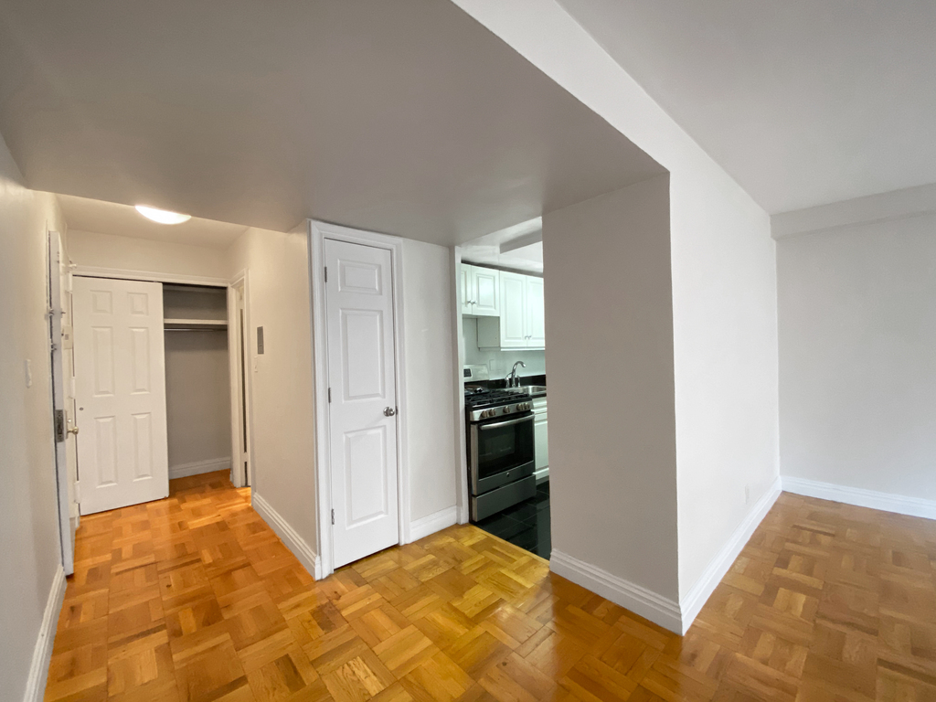 330 West 45th Street - Photo 3