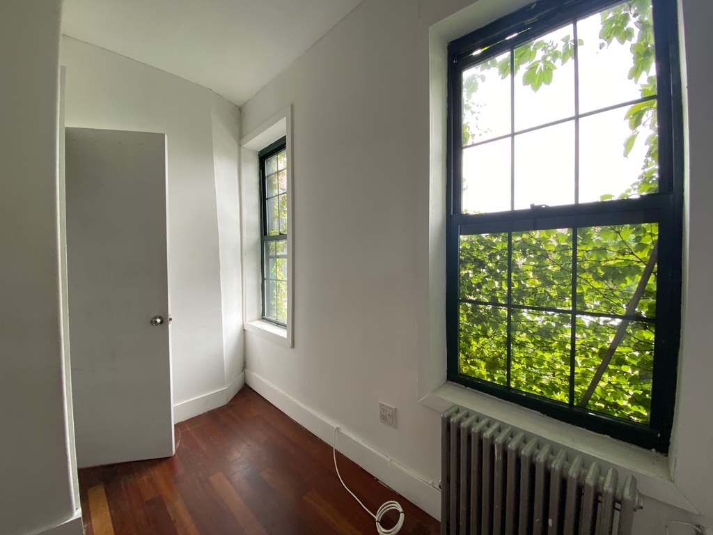 194 Humboldt Street - Photo 4