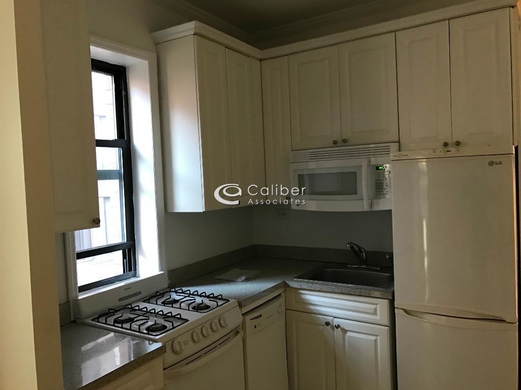 241 East 38th Street - Photo 5