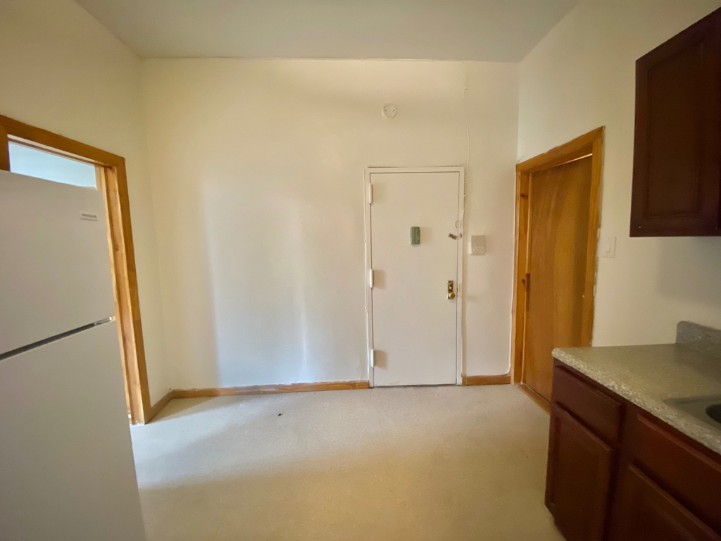 206 Scholes Street - Photo 2