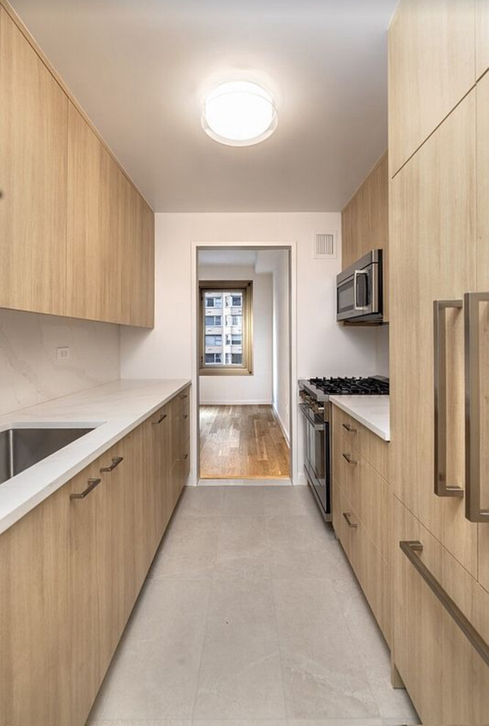 West 58th street - Photo 2