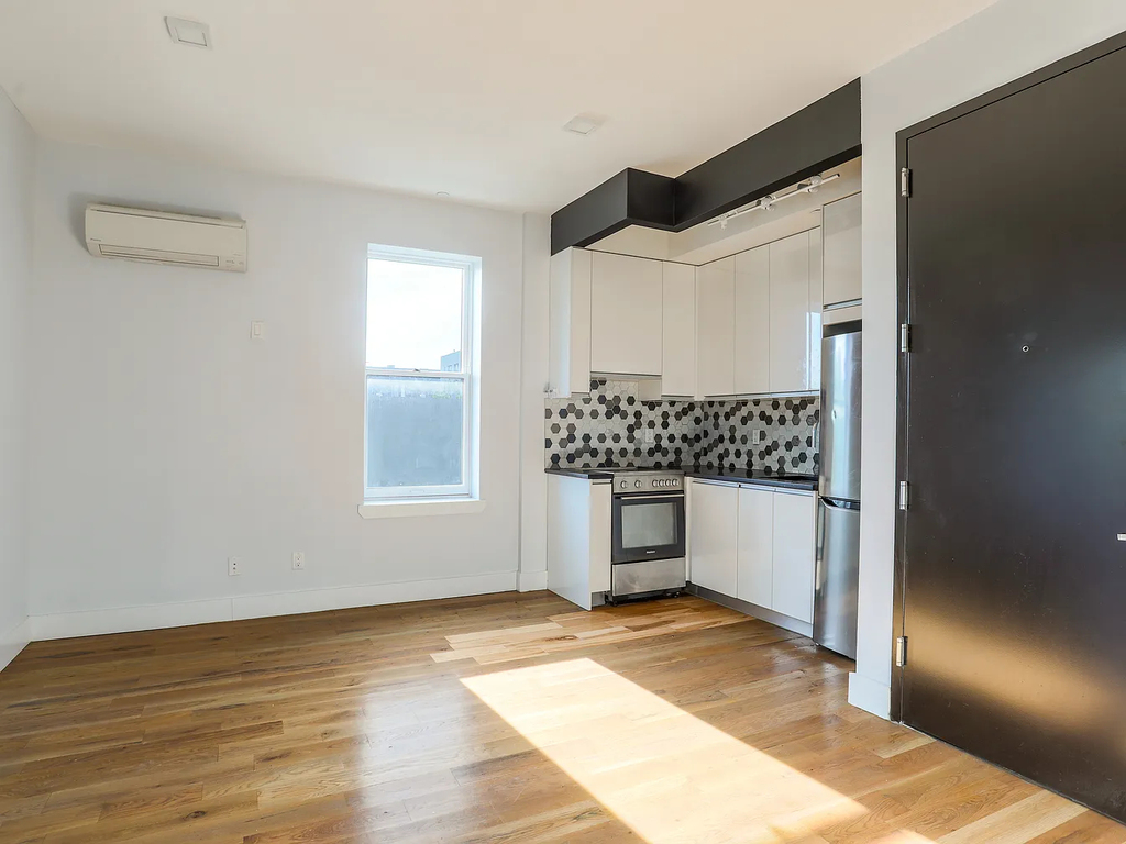 668 Rutland Road - Photo 2