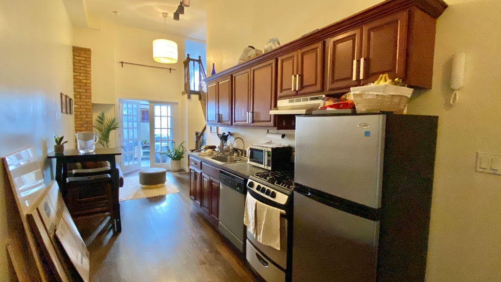 295 Maujer Street - Photo 1