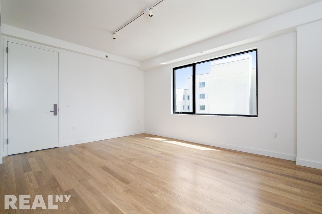 100 Ainslie Street - Photo 2