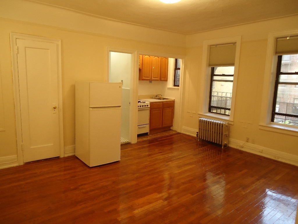 2424 42 St - Photo 0