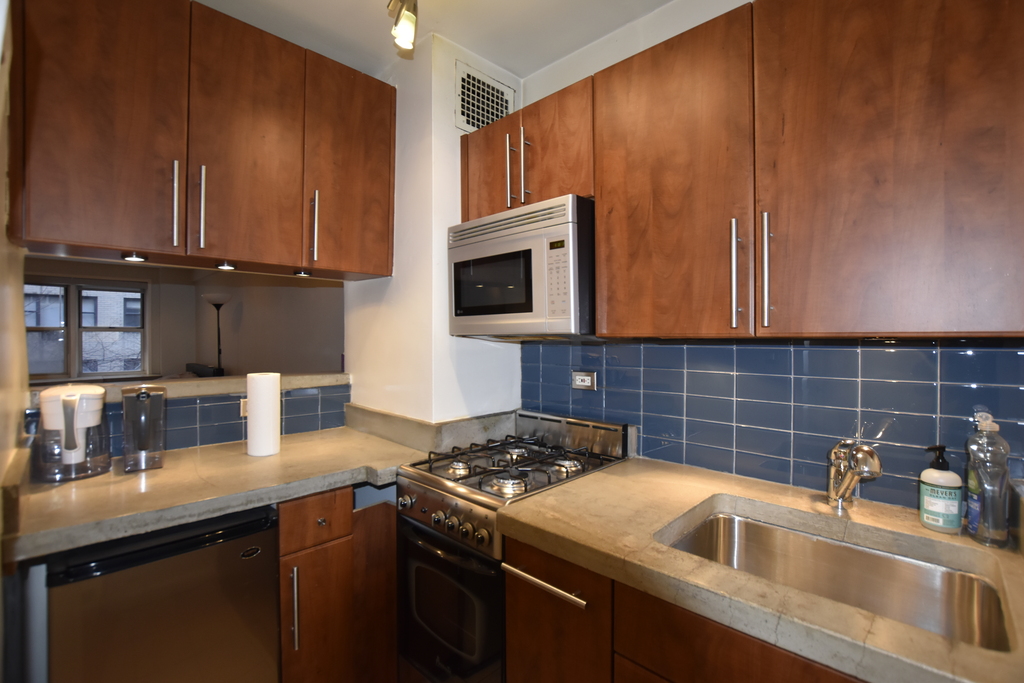 321 East 45th - Photo 2