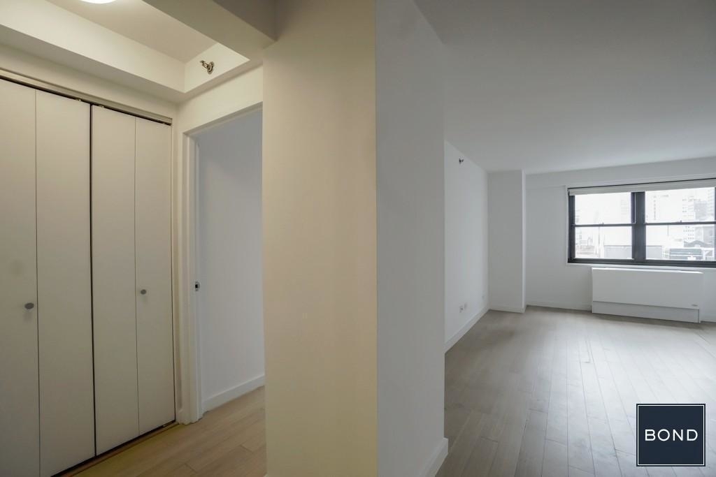 222 East 39th Street - Photo 2