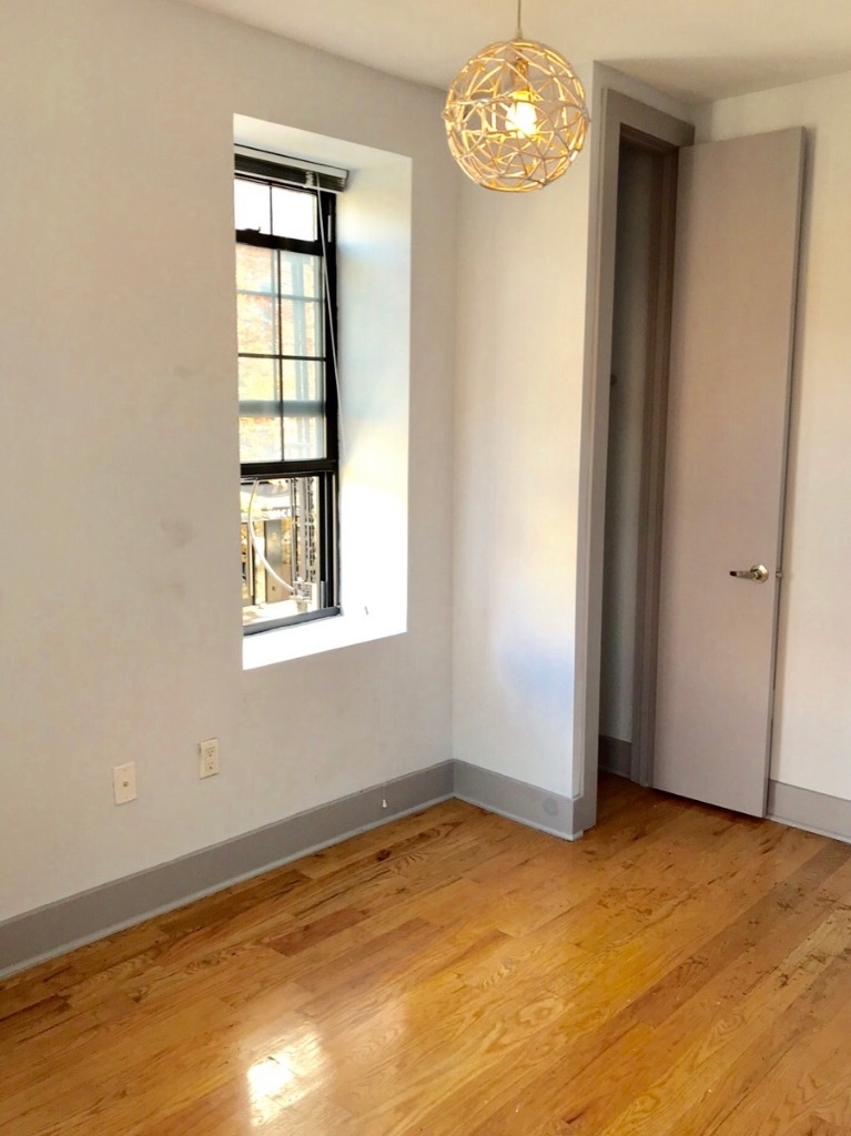 292 Bedford Ave - Photo 4