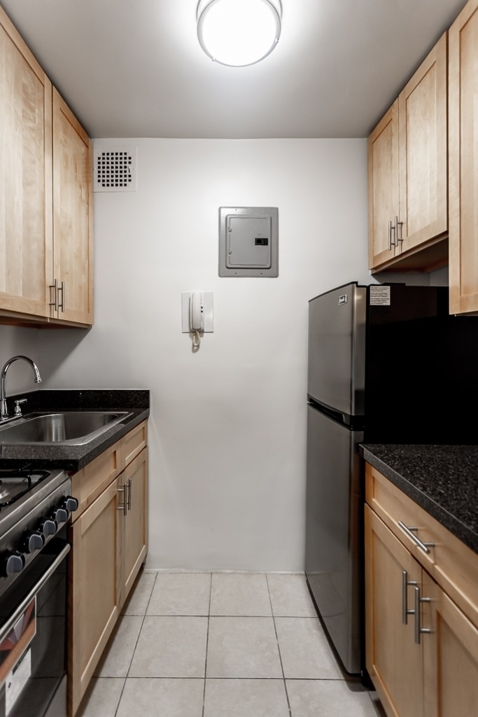 200 East 15th Street - Photo 2