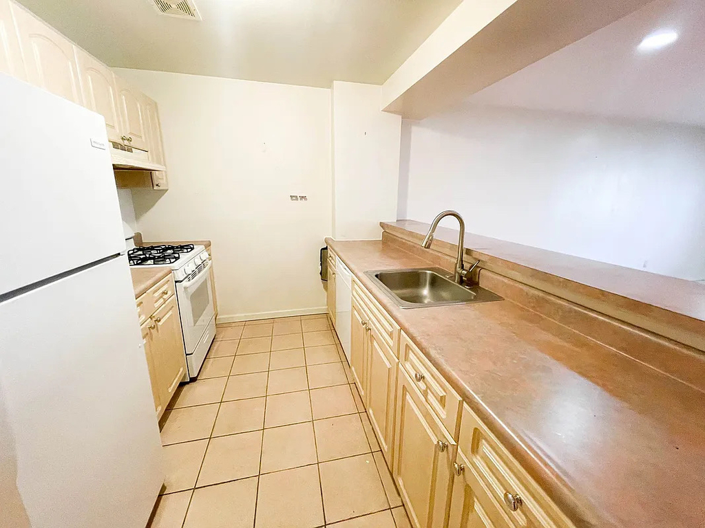 67-27 Exeter Street - Photo 8