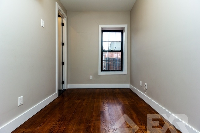 228 Manhattan Ave - Photo 2