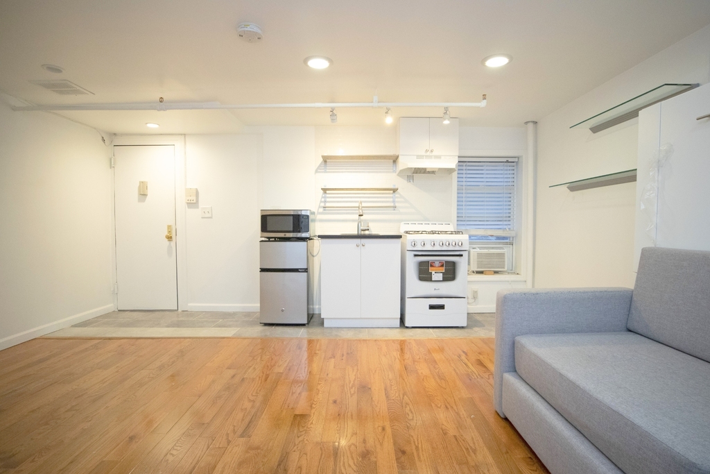 310 West 20th Street - Photo 0