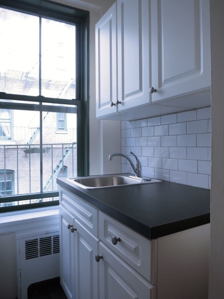 Charming UES studio with separate kitchen, dining, and living space! - Photo 4