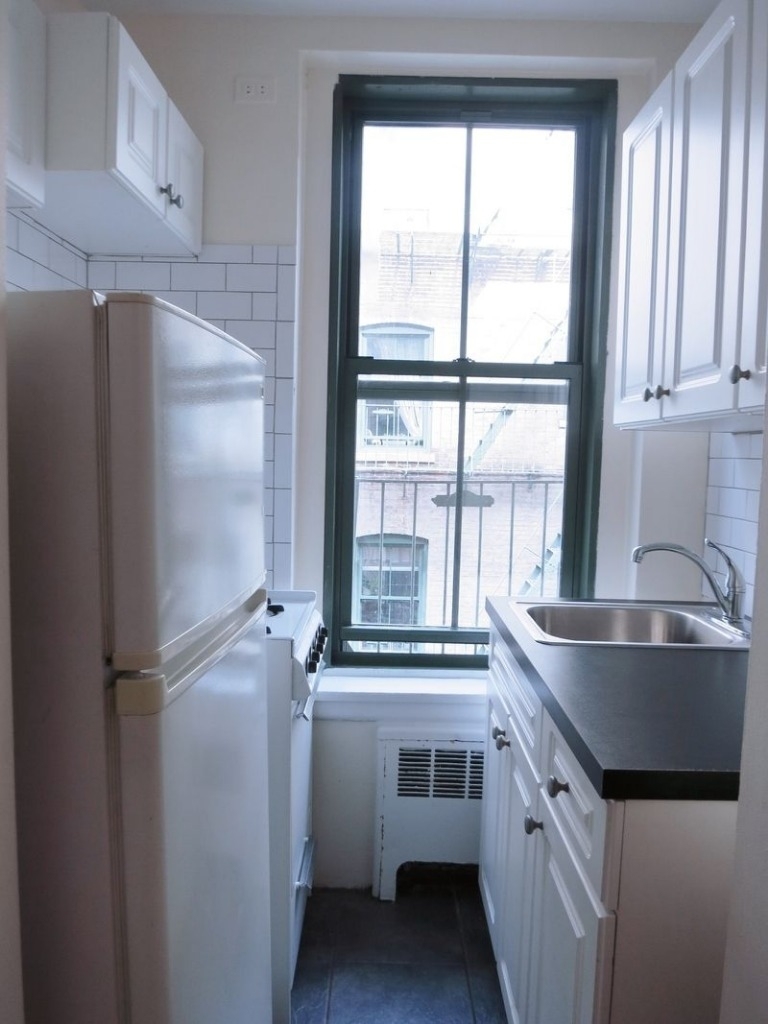 Charming UES studio with separate kitchen, dining, and living space! - Photo 3