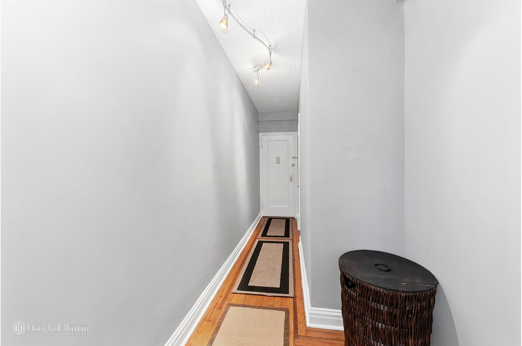 142 East 49th St - Photo 4