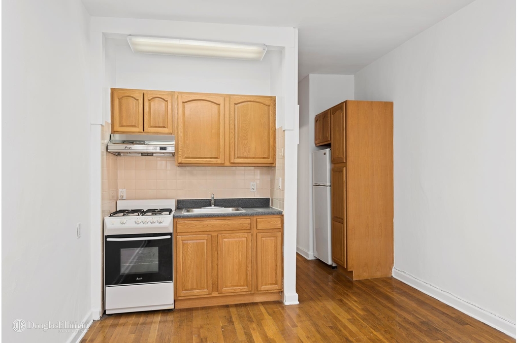 151 East 20th St - Photo 2