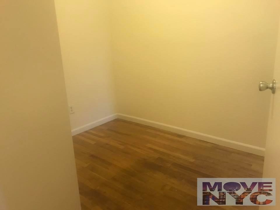 522 E 11 St - Photo 3