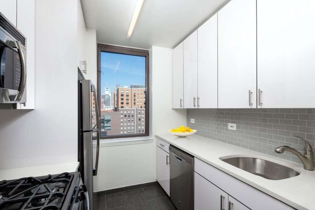 520 West 43rd Street - Photo 2