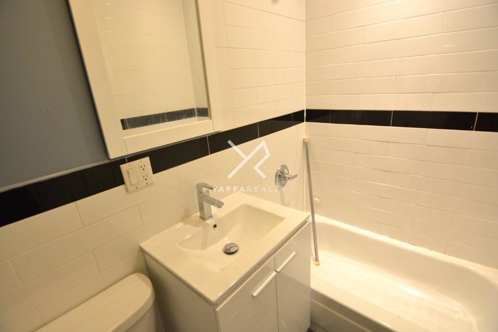 187 Graham Ave - Photo 3