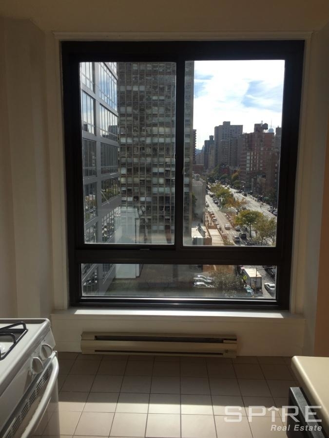 300 East 34th Street - Photo 4